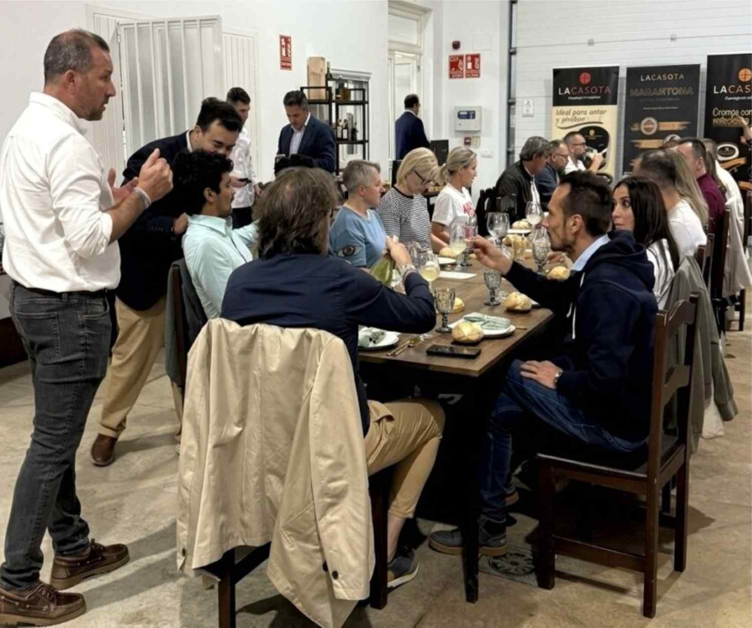 Quesos La Casota entre los productos solaneros en la reunión-degustación de Oro La Senda para veinte importadores